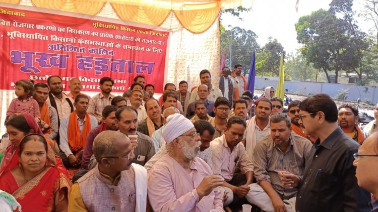 *रोजगार देने की प्रक्रिया तेज करने के आश्वाशन के बाद विस्थापितों की भूख हड़ताल खत्म, लेकिन जारी रहेगा अनिश्चितकालीन धरना*