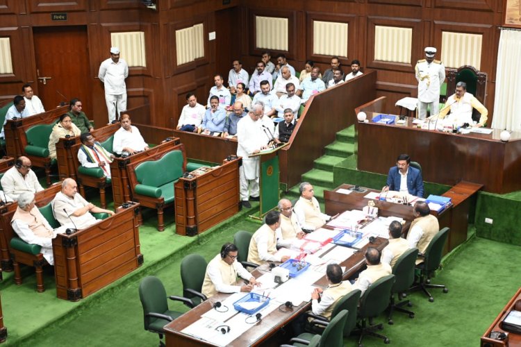 *मुख्यमंत्री भूपेश बघेल सदन में वर्ष 2023-24 का बजट प्रस्तुत कर रहे हैं*