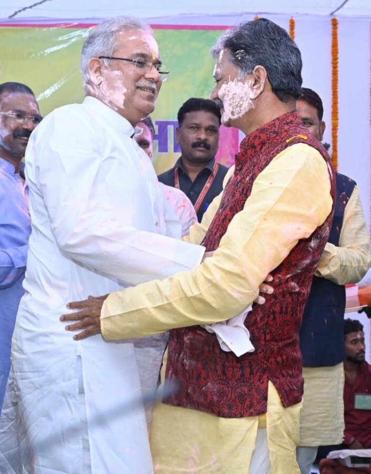 *विधानसभा परिसर में आयोजित समारोह में संसदीय सचिवों और विधायकों ने फाग गीत गाकर होली का रंग जमाया*
