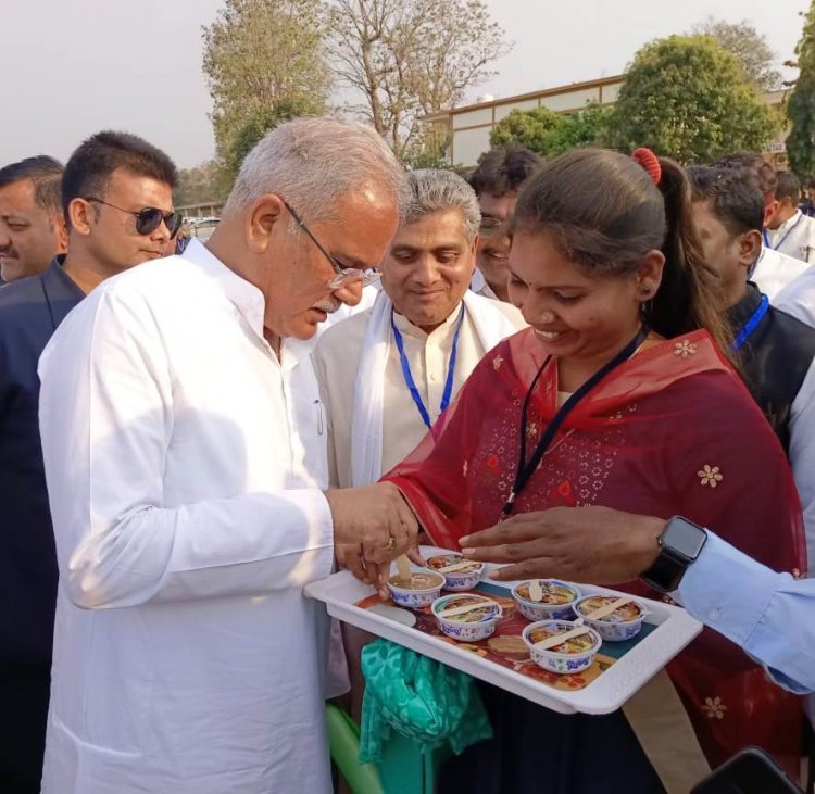 *मुख्यमंत्री श्री बघेल ने तेन्दू से बने आइसक्रीम को चखकर स्वाद की सराहना की*