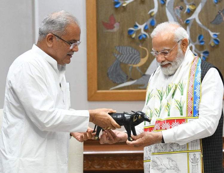 *मुख्यमंत्री के ‘फाग गायन‘ की चर्चा की प्रधानमंत्री मोदी ने मुलाकात में साथ ही दी होली की बधाई*