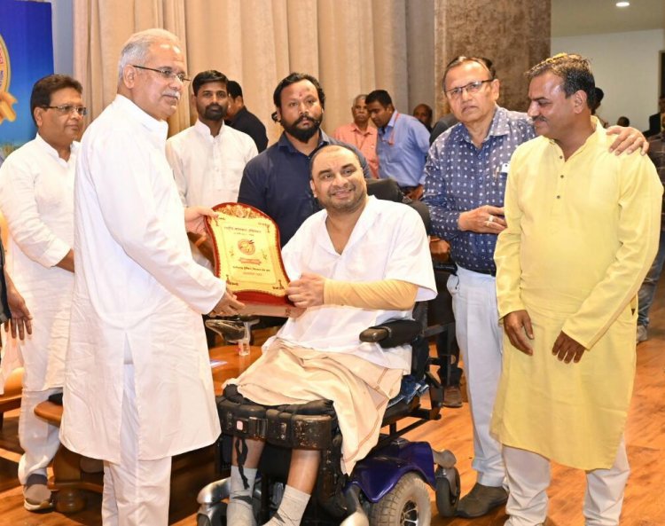 *छत्तीसगढ़ मूर्तिकार चित्रकार संघ के राष्ट्रीय अधिवेशन में शामिल हुए मुख्यमंत्री*