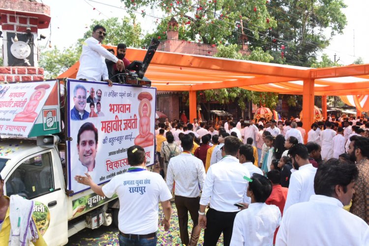 *विधायक विकास उपाध्याय द्वारा राठौर चौक में पुष्पवर्षा कर भगवान महावीर जी की शोभायात्रा का हुआ भव्य स्वागत*