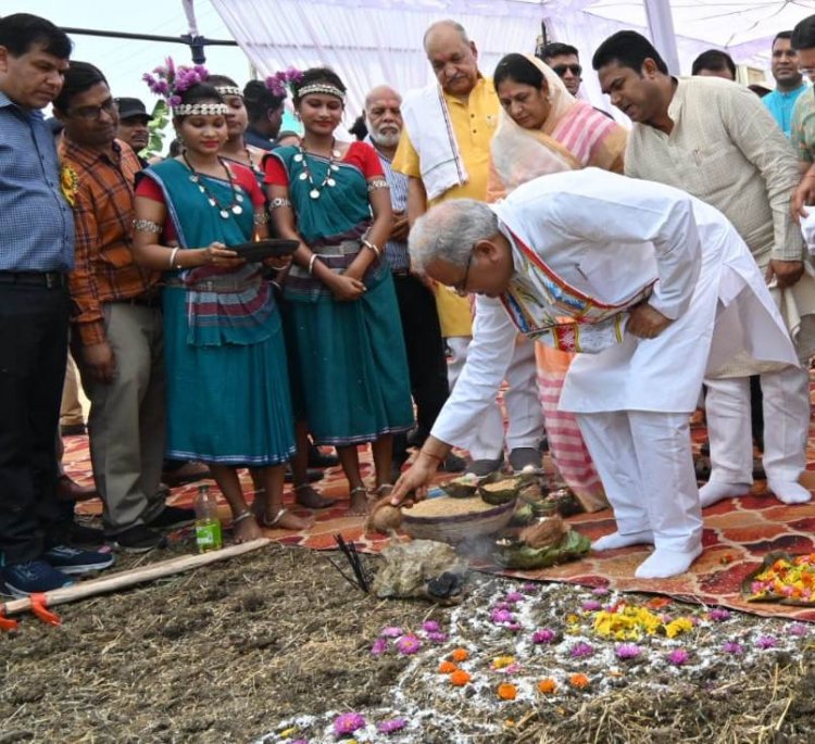 *मुख्यमंत्री ने अक्ति तिहार पर माटी पूजन कर, बीज रोपण किया ट्रैक्टर चलाकर खेत की जुताई की*