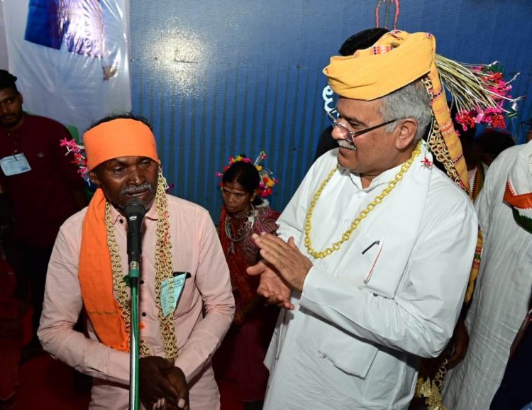*बैगा परिवार के लोगों ने छत्तीसगढ़ सरकार की नीतियों की तारीफ की*