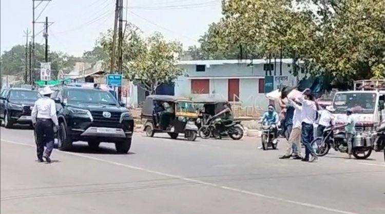 *सीजीपीएससी में हुई अनियमितता को लेकर 'आप' नेताओं ने सीएम भूपेश बघेल को दिखाए काले झंडे*
