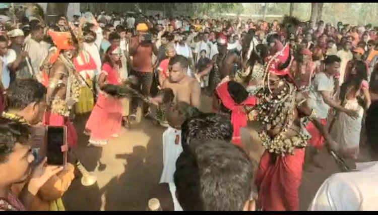  *आदिवासी परंपरा का पालन करते हुए लोगो के बीच आम आदमी की तरह शामिल हुए मंत्री कवासी लखमा*