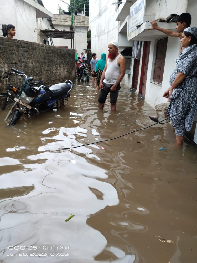 तेलीबांधा आनंद विहार औऱ आनंद नगर में बिल्डर की मनमानी की वजह से भरा कई घरों में पानी