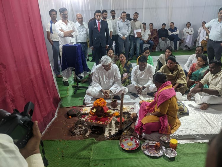 स्वास्थ्य मंत्री टी एस सिंहदेव ने सोमवार को डिमरापाल अस्पताल परिसर में 23 करोड़ 75 लाख की लागत से निर्माण की जाने वाली 50 बिस्तर क्रिटिकल केयर हेल्थ ब्लॉक का भूमिपूजन किया