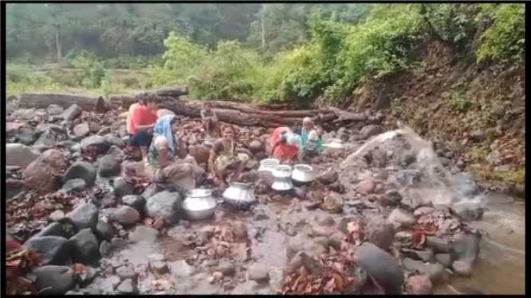 शासन प्रशासन की उदासीनता के चलते नदी नाले का पानी पीने को मजबूर ग्रामीण