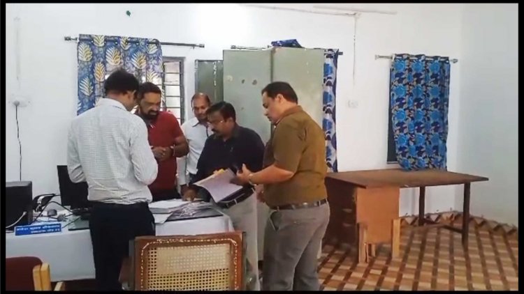 नवीन उपतहसील कार्यालाय देवरबीजा का निरीक्षण  किये दुर्ग संभाग कमिश्नर