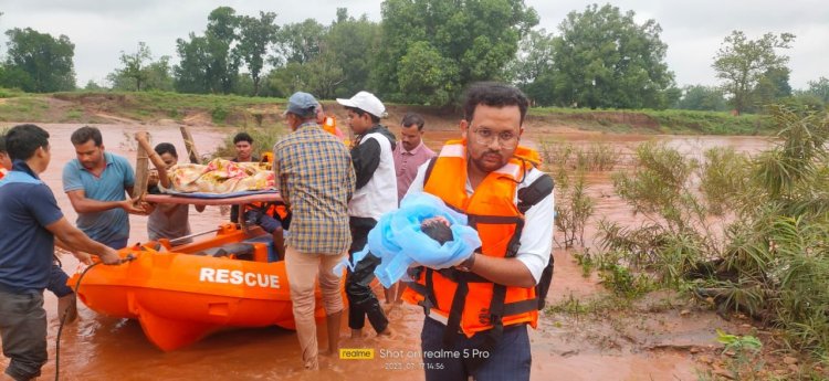 गर्भवती महिलाएं वह परिजन का उफनती नदी में सफल रेस्क्यू