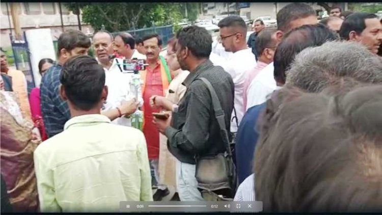 नग्न प्रदर्शन मामले में गरमाई सियासत...