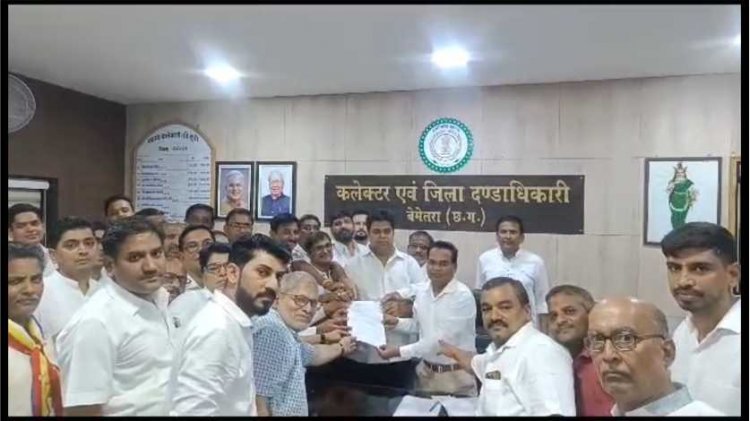बेमेतरा जिले के सकल जैन समाज द्वारा गुरूवार को कलेक्ट्रेट पहुंचकर राष्ट्रपति और राज्यपाल के नाम सौंपे ज्ञापन