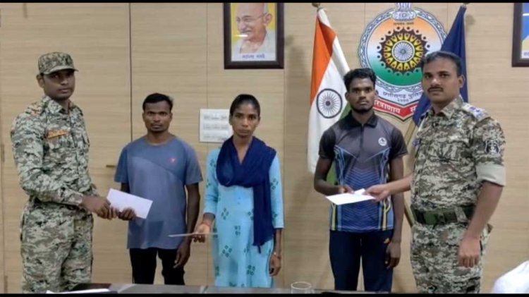 03 लाख ईनामी पूर्व एलजीएस डिप्टी कमांडर व 01-01 लाख के ईनामी नक्सली दंपति  सहित कुल 03 नक्सलियों द्वारा किया गया आत्मसमर्पण