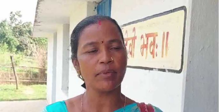 छत्तीसगढ़ के बलरामपुर जिले में आपको एक ऐसी महिला शिक्षक के जज्बे की खबर दिखा रहे है जो अपने कर्तब्यों का पालन करने के लिए नदी को पार करके स्कूली बच्चों का भविष्य सवांर रही है,