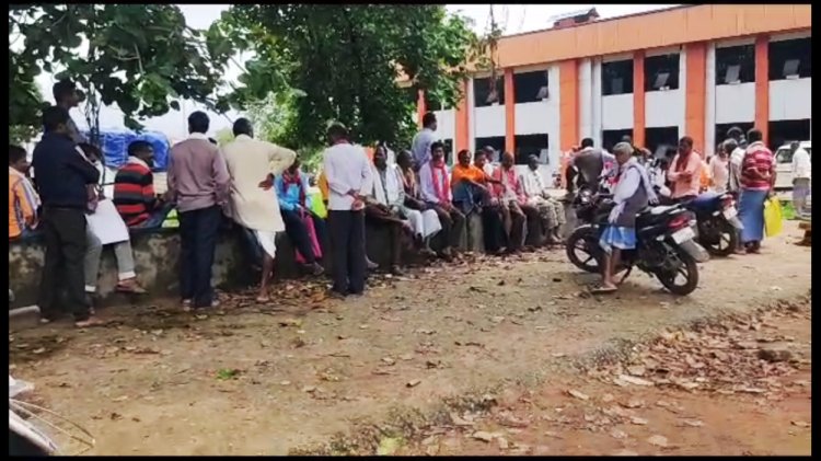 वन अधिकार पत्र को लेकर कोणडागांव कलेक्टेड में पहुंचे घोड़ा गांव के किसान