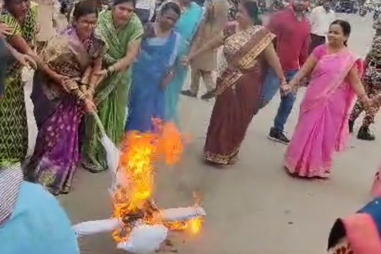 जगदलपुर भाजपा महिला मोर्चा जिला बस्तर के सभी पदाधिकारियों व कार्यकर्ताओ ने मुख्यमंत्री, गृह मंत्री का पुतला दहन किया