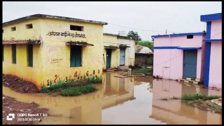 बारिश का मौसम शुरू होते ही सरकारी कार्यालय का बड़ी-बड़ी बातों की हकीकत सामने आने लगती है