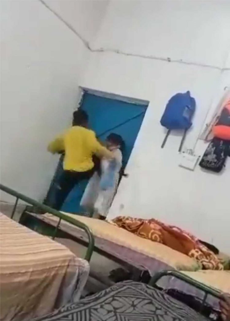 बीजापुर के छात्रावास में छात्रा की पिटाई सोशल मीडिया पर हुआ वीडियो वायरल...