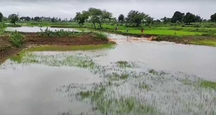 पेण्ड्रा के अमरपुर से गिरारी पहुच मार्ग पर स्थित फुटहा बांध जो मिट्टी से सालो पहले बनाया गया था अत्यधिक पानी आ जाने के चलते साइड से पानी बाहर निकलने लगा जिससे लोगो की फसलों को भी काफी नुकसान