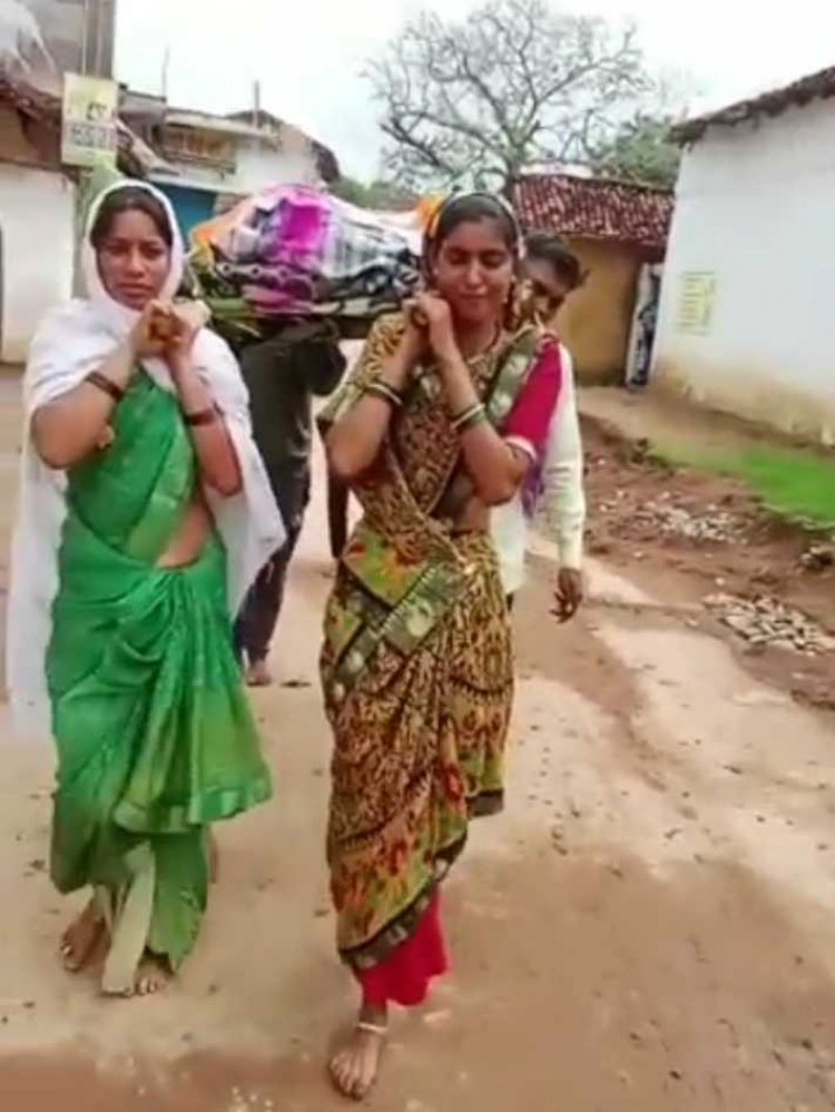 महासमुंद जिले के बागबाहरा ब्लॉक के ग्राम सालडबरी निवासी हिरण साहू कुरीतियों एवं सामाजिक बहिष्कार का दंश झेल रहा है हिरण साहू का मृत्यु होने के बाद भी समाजजनों का मिट्टी तक नसीब नहीं हुआ