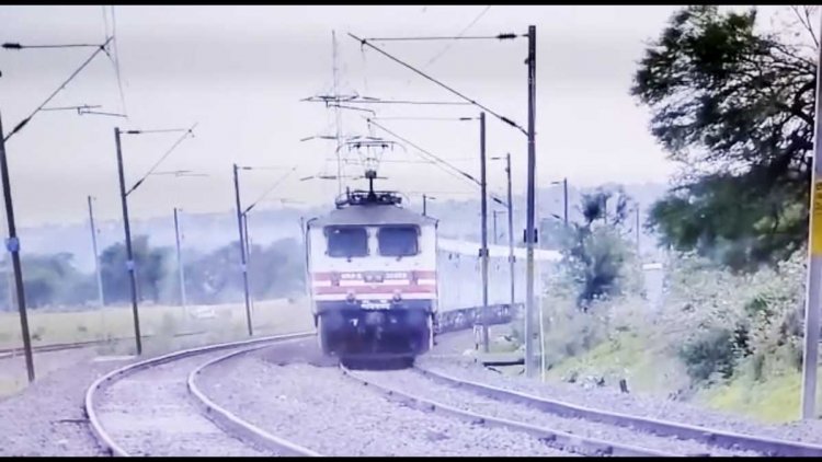 CM ने लिखा PM को पत्र , कहा- ट्रेनों के अनियमित परिचालन पर रोक लगाए 