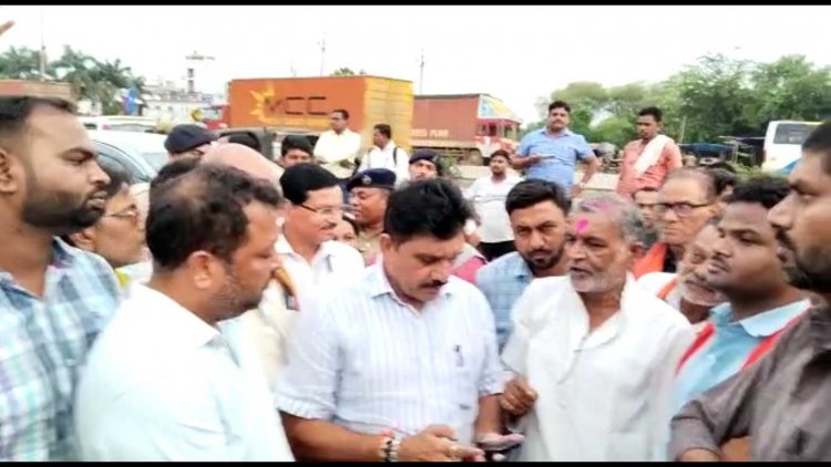 नेहरू नगर गुरुद्वारा के सामने गड्ढों पर बैठकर बीजेपी का धरना प्रदर्शन