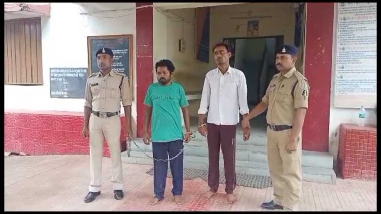 बलरामपुर जिले के रामानुजगंज थाना क्षेत्र अंतर्गत हुए नाबालिग के साथ सामूहिक दुष्कर्म के मामले में पुलिस अभिरक्षा से फरार हुए दो आरोपियों को पुलिस ने गिरफ्तार कर न्यायिक रिमांड पर जेल भेज दिया है