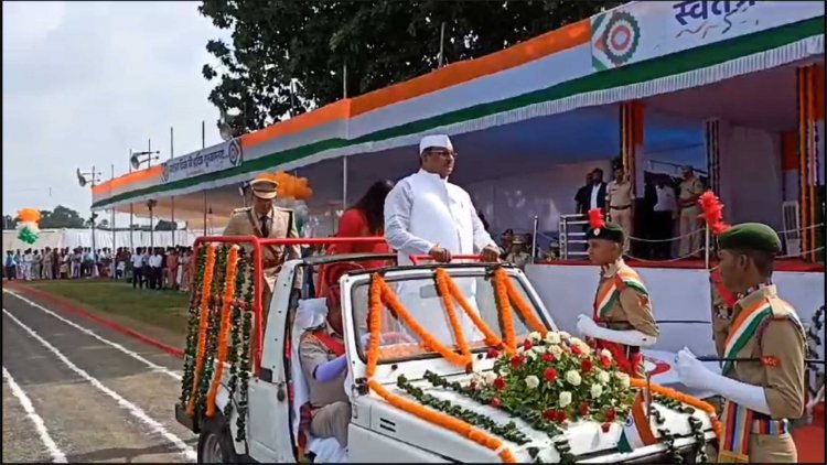 गौरेला पेंड्रा मरवाही जिले में राजस्व मंत्री जयसिंह अग्रवाल ने गुरुकुल मैदान में किया ध्वजारोहण
