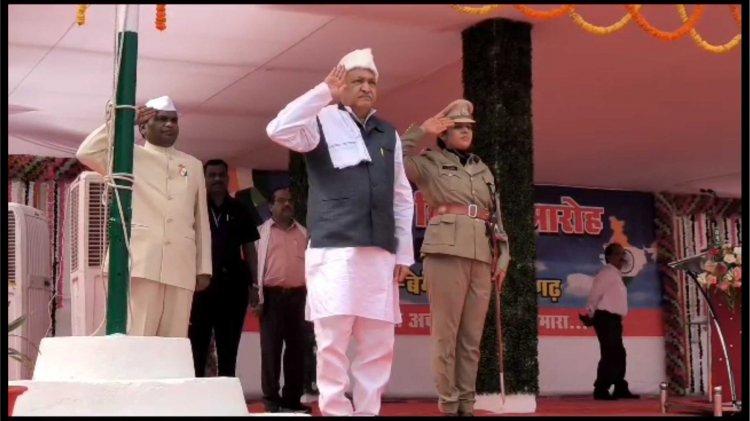 जिला मुख्यालय में शिक्षा एवं पंचायत मंत्री ने किया ध्वजारोहण