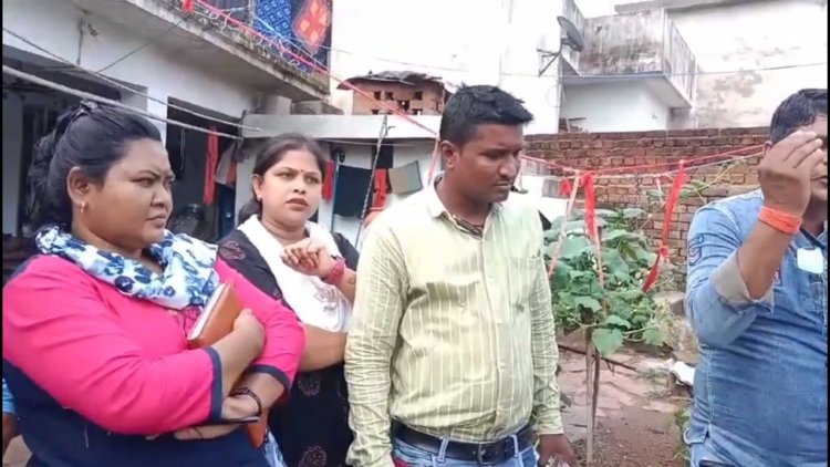 पत्रकार बताकर  12 / 12 हजार रूपये कि अवैध वसूली