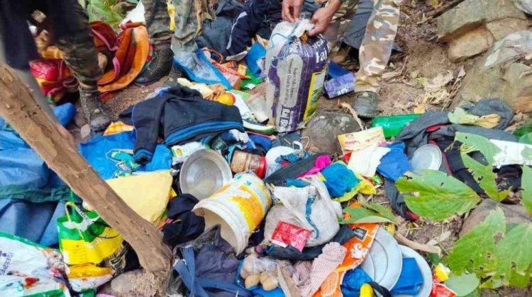 नक्सली कैंप पर पुलिस का ढावा  सामान छोड़कर भागे नक्सली