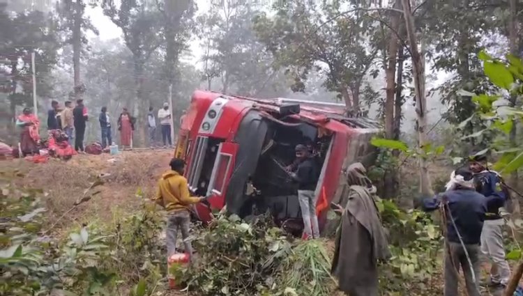 तीर्थ यात्रीयो से भरी बस हुआ दुर्घटनाग्रस्त मंगलम टूर एंड ट्रेवल्स की बस बताई जा रही है 